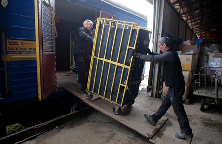 Укрпошта відновлює перевезення пошти залізницею в поштових вагонах