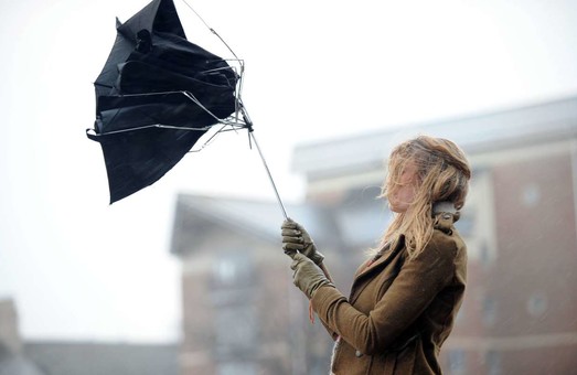 У понеділок у Львові обіцяють вітряну погоду