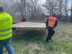 На Львівщині демонтують незаконно встановлені біля доріг рекламоносії