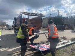 На Львівщині демонтують незаконно встановлені біля доріг рекламоносії