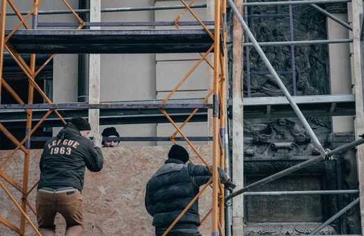 У Львові продовжують монтувати захисні споруди навколо пам'ятників