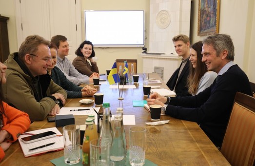 Учора мер Львова зустрівся із послами Данїї та Швеції