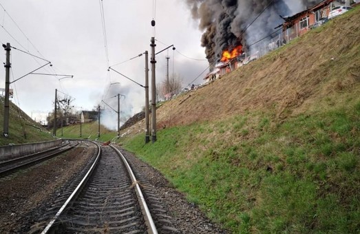 У Львові ракети рашистів влучили поряд із залізницею: пошкоджень колій немає