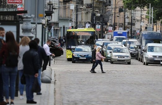 У Львові весь громадський транспорт вже курсує за усталеними маршрутами