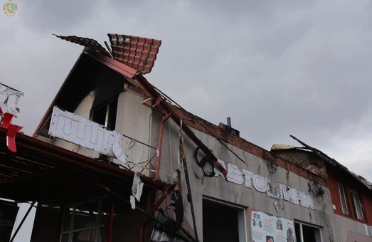 У Львові рятувальник ДСНС загасили пожежу, яка виникла після ракетного удару (ВІДЕО)