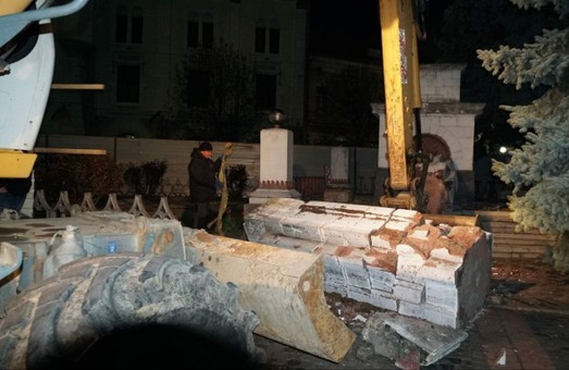 У Мукачево на Закарпатті демонтували радянський монумент