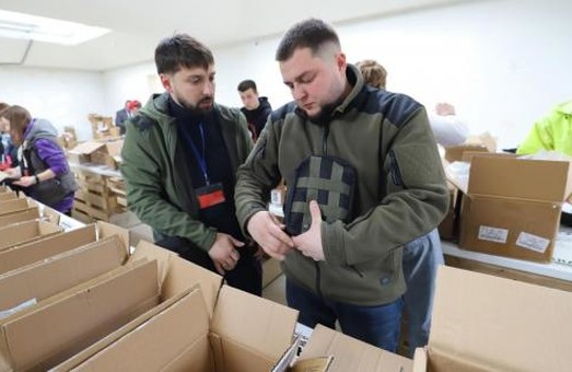 При Львівському гуманітарному хабі пошили першу тисячу аптечок для воїнів