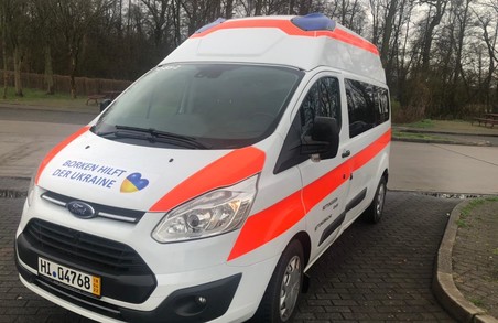 Німецькі волонтери подарували автомобіль "швидкої" одній із лікарень Львівщини