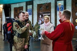На вокзалах "Укрзалізниці" освятили великодні паски (ФОТО)