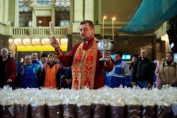 На вокзалах "Укрзалізниці" освятили великодні паски (ФОТО)