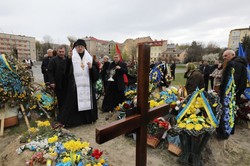 На Личаківському цвинтарі у Львові на Великодень вшанували Героїв України (ФОТО)