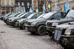 До Львова прибуло 30 автомобілів, які поїдуть до українських захисників на передовій