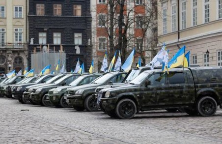 До Львова прибуло 30 автомобілів, які поїдуть до українських захисників на передовій