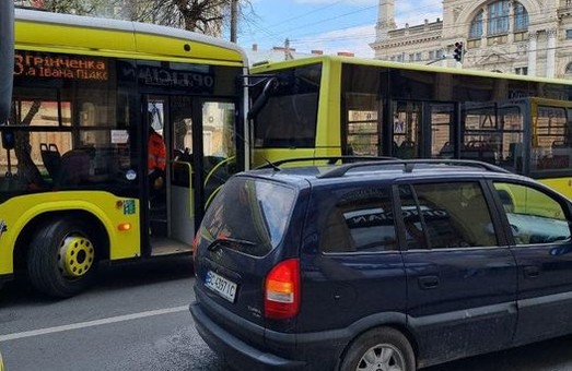 У центрі Львова тролейбус в'їхав у автобус