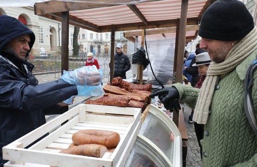 На площі Ринок у Львові знову працює фермерський ярмарок