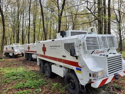 На Львівщину прибуло 7 броньованих спецавтомобілів швидкої медичної допомоги PINZGAUER