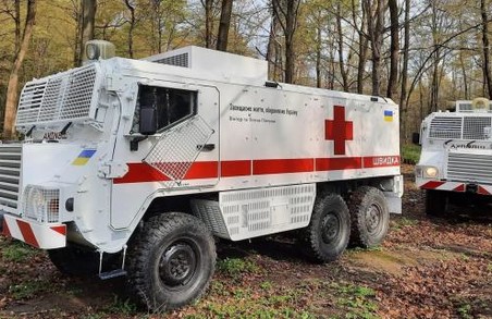 На Львівщину прибуло 7 броньованих спецавтомобілів швидкої медичної допомоги PINZGAUER