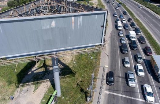 На автодорогах Львівщини демонтують незаконні рекламні конструкції