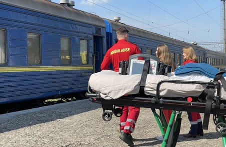До Львова із Донбасу доставили вісьмох поранених