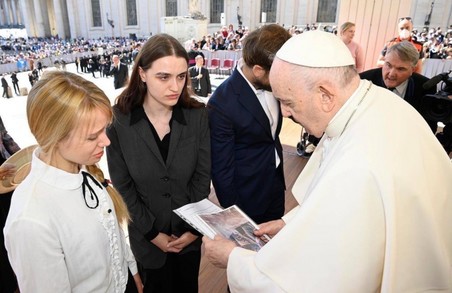 Папа Франциск зустрівся із дружинами захисників Маріуполя із полку "Азов"