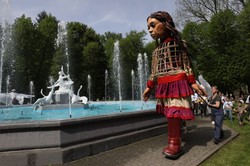 До Львова привезли світовий символ дітей-біженців - величезну ляльку Амаль (ФОТО)