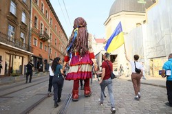 До Львова привезли світовий символ дітей-біженців - величезну ляльку Амаль (ФОТО)