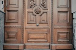 У Львові відновили історичні двері будинку на вулиці академіка Гнатюка