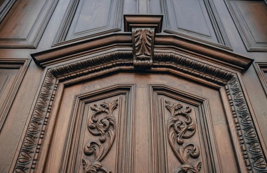 У Львові відновили історичні двері будинку на вулиці академіка Гнатюка