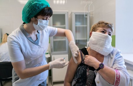 Мешканці Львівщини і далі активно вакцинуються від COVID-19