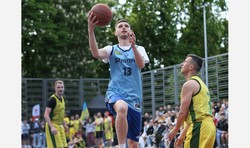 У Львові відбувся благодійний турнір із баскетболу на якому збирали гроші для ЗСУ (ФОТО)