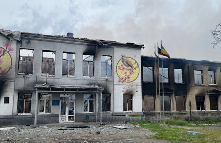 Рашисти вщент зруйнували школу в Авдіївці на Донеччині