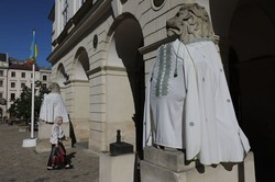 Левів Львова одягнули у вишиванки (ФОТО)