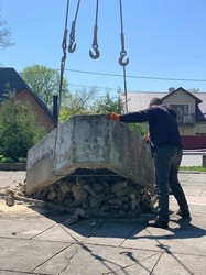 У Пустомитах біля Львова демонтували пам'ятник радянським воїнам