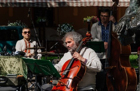 Львівська філармонія та оркестр INSO-Lviv зібрали на благодійному ярмарку майже 100 тисяч гривень для ЗСУ