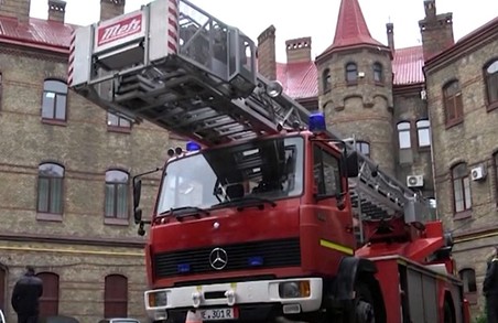 Львівські рятувальники отримали з Німеччини пожежну автодрабину
