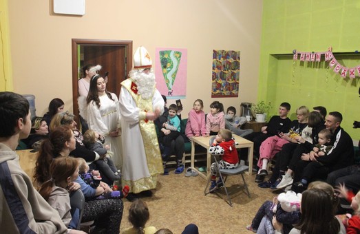 У львівському прихистку дітям-переселенцям влаштували свято з нагоди Дня Миколая (ФОТО)