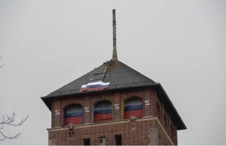 Потсдамський «Кремль» розмалювали прапором рф і Z-символами