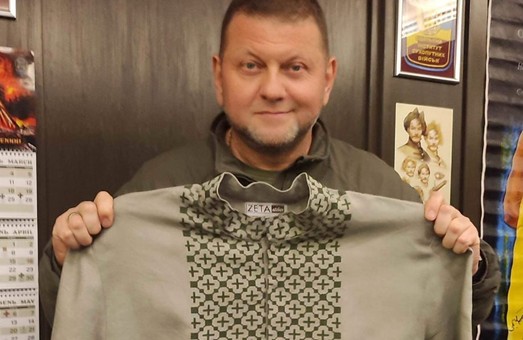 Генералу Залужному подарували особливу вишиванку зі Львова