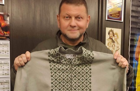 Генералу Залужному подарували особливу вишиванку зі Львова
