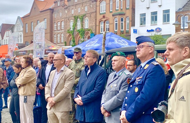 «Протидіяти російським тролям та дякувати військовим»: Міністр-президент Шлезвіг-Гольштейна закликав німців до «оборони в тилу»